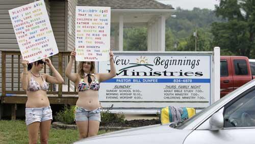 Stripperinnen demonstrieren im Bikini vor der Kirche Stripperinnen demonstrieren im Bikini vor der Kirche