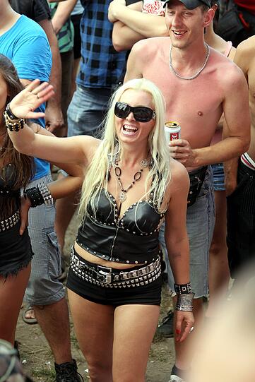 Wilde Schlammschlacht beim "Haltestelle Woodstock"-Festival - und Bundespräsident Gauck ist mittendrin. Sehen Sie hier die verrückten Bilder.