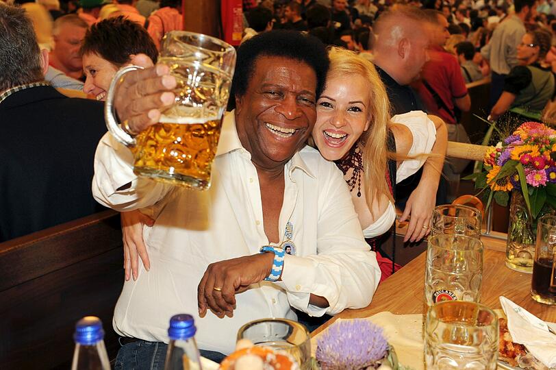 Ein bisschen Spaß hat Roberto Blanco mit Luzandra.