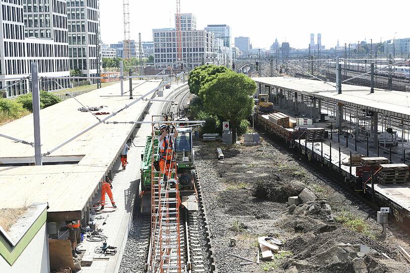 Bauarbeiten auf der Stammstrecke: Wer am Wochenende mitten in München die S-Bahn nehmen will, schaut in die Röhre. Die Bahn baut um. Wir haben uns auf der großen Baustelle mal ein Bild gemacht. Hier gibt's die Fotos...