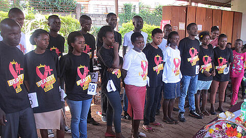 Die 31 Teilnehmer eines Schönheitswettbewerbes von HIV infizierten Jugendlichen stellen sich in Kampala der Jury.