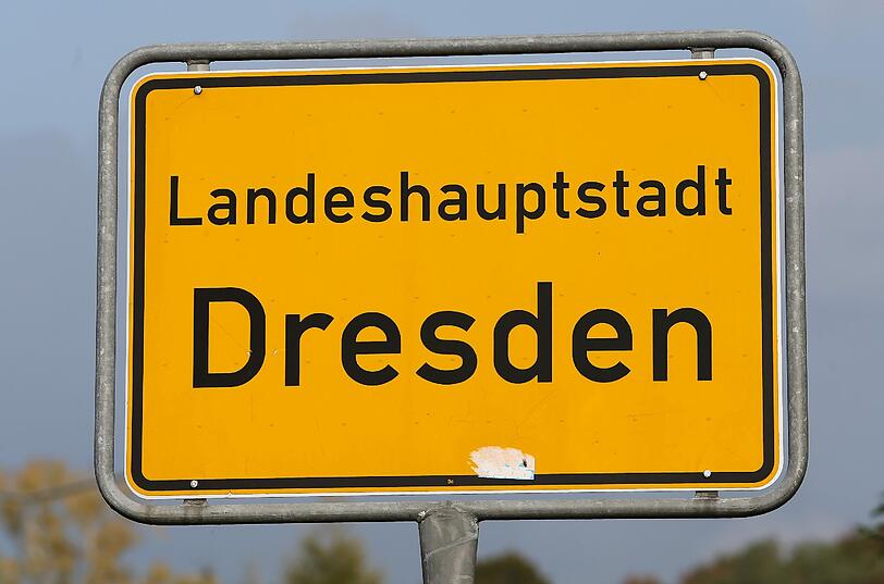 Die mehrtägige Sitzblockade vor einer als Flüchtlingsunterkunft vorgesehenen Turnhalle in Dresden ist von der Polizei beendet worden.