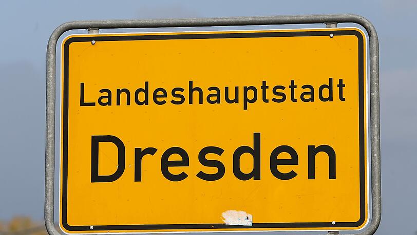 Die mehrtägige Sitzblockade vor einer als Flüchtlingsunterkunft vorgesehenen Turnhalle in Dresden ist von der Polizei beendet worden. Die mehrtägige Sitzblockade vor einer als Flüchtlingsunterkunft vorgesehenen Turnhalle in Dresden ist von der Polizei beendet worden.
