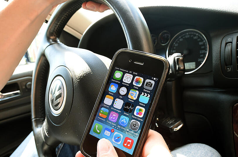 Alarmierend viele Autofahrer sind wegen Lesens und Tippens auf dem Smartphone ein ernsthaftes Verkehrsrisiko. Foto: Holger Hollemann