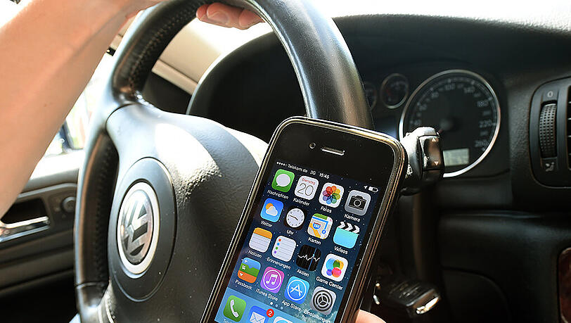 Alarmierend viele Autofahrer sind wegen Lesens und Tippens auf dem Smartphone ein ernsthaftes Verkehrsrisiko. Foto: Holger Hollemann Alarmierend viele Autofahrer sind wegen Lesens und Tippens auf dem Smartphone ein ernsthaftes Verkehrsrisiko. Foto: Holger Hollemann