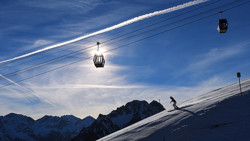 Mit scharfen Kanten und gewachsten Belägen macht der Skitag gleich noch mehr Spaß. Mit scharfen Kanten und gewachsten Belägen macht der Skitag gleich noch mehr Spaß.