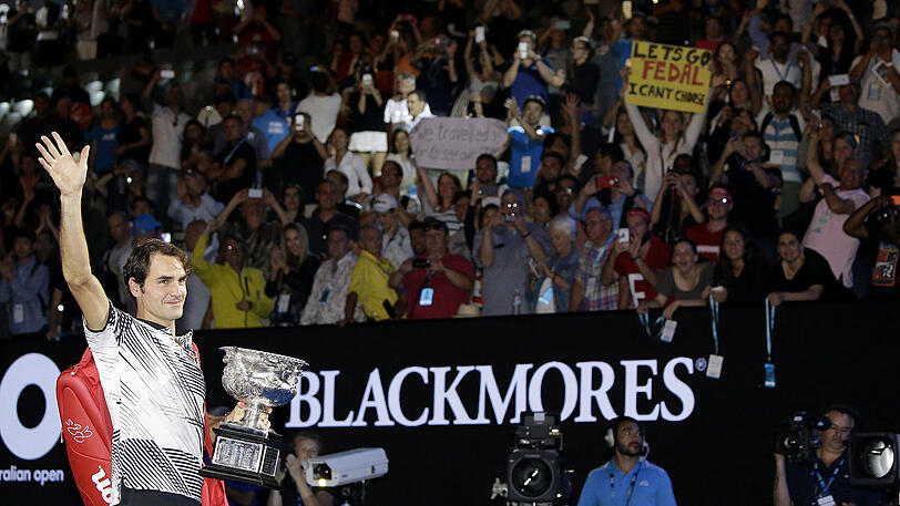 Am Tag nach seinem denkwürdigen Triumph bei den Australian Open hat Tennis-Maestro Roger Federer alle Zweifel an seiner sportlichen Zukunft vom Tisch gewischt. "Ich habe die sechsmonatige Pause auch genommen, damit ich hoffentlich noch einige Jahre spielen kann", sagte der 35-Jährige am Montagmorgen beim traditionellen Fotoshooting in Melbourne. Die zweite Hälfte der Saison 2016 hatte er wegen einer Meniskus-Operation verpasst.
