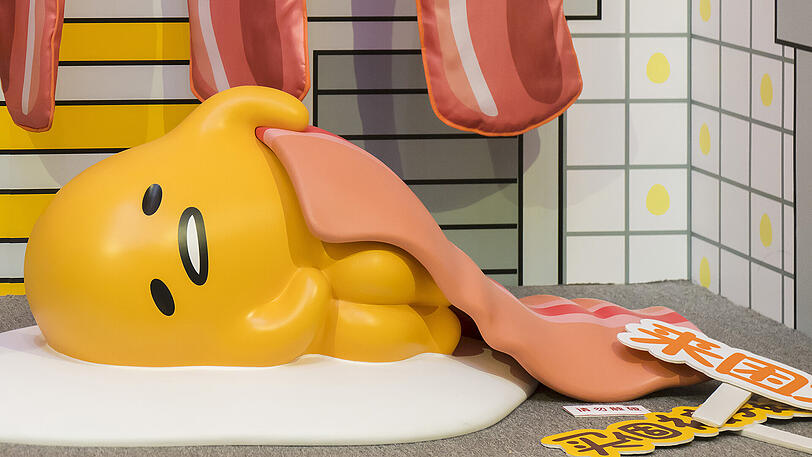 Eine Gudetama-Figur wird in einer Ausstellung in Shanghai (China) rund um die Comic-Figur gezeigt.