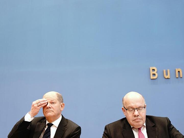 Bundesfinanzminister Olaf Scholz (SPD) und Wirtschaftsminister Peter Altmaier (CDU) auf der Bundespressekonferenz. Ist das geplante Programm zu Notkrediten zu kompliziert?.