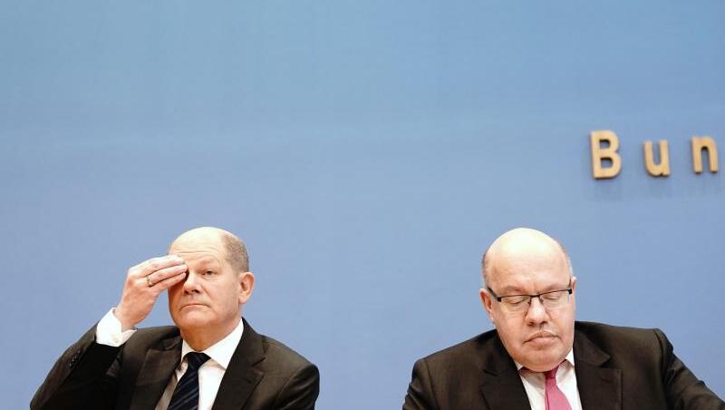 Bundesfinanzminister Olaf Scholz (SPD) und Wirtschaftsminister Peter Altmaier (CDU) auf der Bundespressekonferenz. Ist das geplante Programm zu Notkrediten zu kompliziert?. Bundesfinanzminister Olaf Scholz (SPD) und Wirtschaftsminister Peter Altmaier (CDU) auf der Bundespressekonferenz. Ist das geplante Programm zu Notkrediten zu kompliziert?.