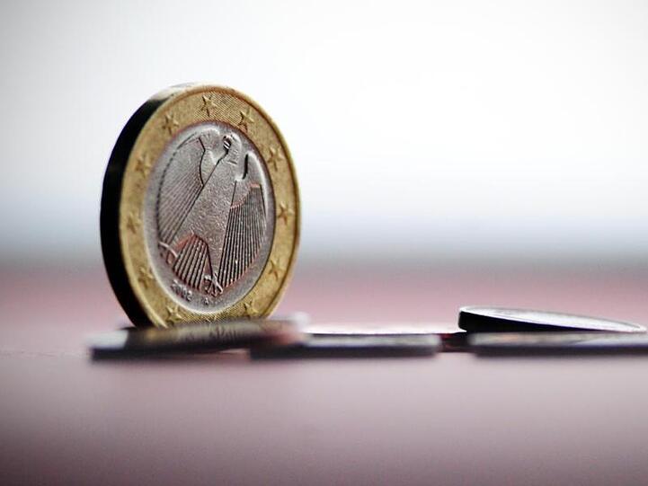 Zum Jahresende dämpften vor allem etwas günstigere Energie- und Kraftstoffpreise die Inflation, während sich etwa Nahrungsmittel und Mieten spürbar verteuerten.