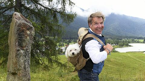 Entspannt auf dem Weg ins neue Lebensjahr: Patrick Lindner mit Hund Obelix beim Wandern in Seefeld.