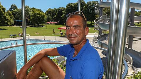 Daniel Zemmrich auf seinem Sonnendeck im Westbad. Von hier aus hat er alle Schwimmer und Nichtschwimmer gut im Blick
