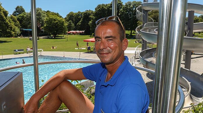 Daniel Zemmrich auf seinem Sonnendeck im Westbad. Von hier aus hat er alle Schwimmer und Nichtschwimmer gut im Blick