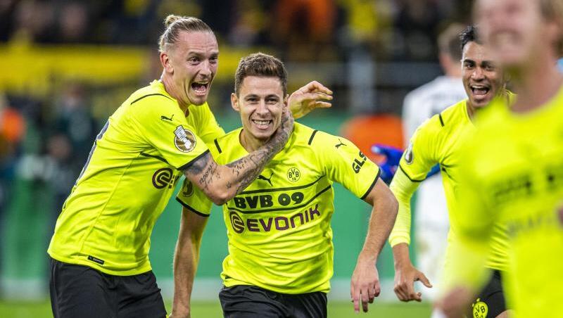 Dortmunds Marius Wolf (links) und Thorgan Hazard jubeln nach Hazards Tor zum 1:0.