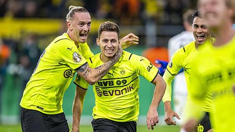 Dortmunds Marius Wolf (links) und Thorgan Hazard jubeln nach Hazards Tor zum 1:0.