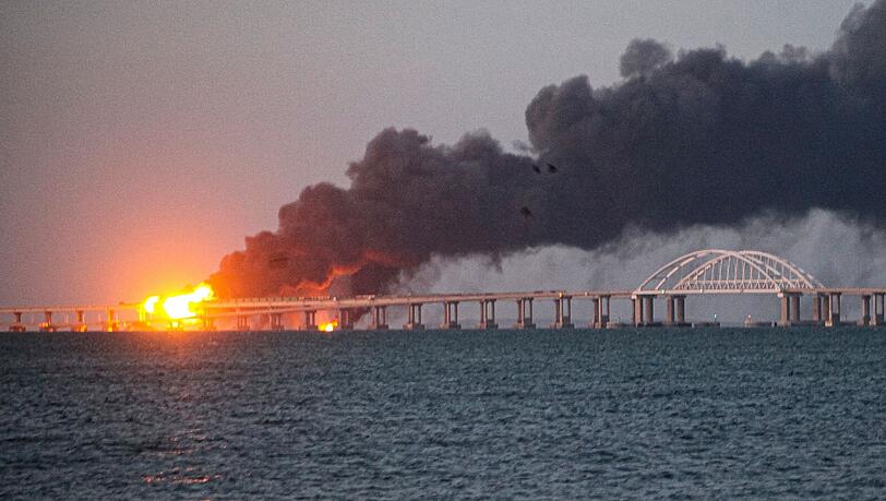 Die Krim-Brücke wurde bei einer Explosion schwer beschädigt.