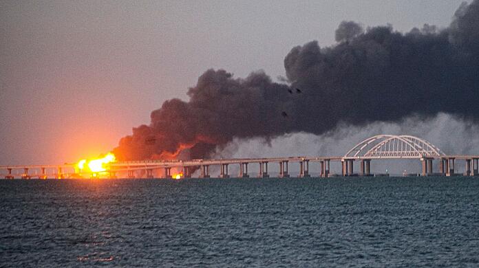 Die Krim-Brücke wurde bei einer Explosion schwer beschädigt.