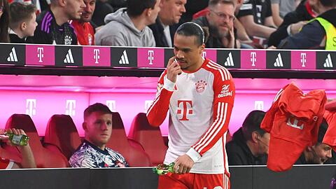 Leroy Sané war nach seiner Auswechslung gegen Dortmund sichtlich frustriert.
