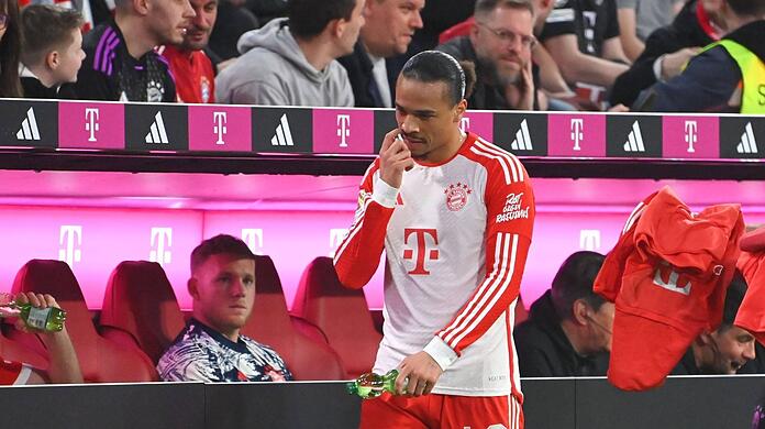 Leroy Sané war nach seiner Auswechslung gegen Dortmund sichtlich frustriert.
