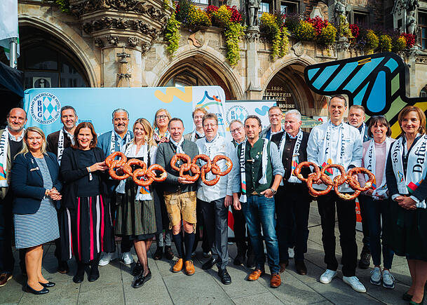 Dehoga-Vertreter sowie Wirtinnen und Wirte der Innenstadt legen sich am Marienplatz für die Olympiabewerbung der Stadt München ins Zeug. Dehoga-Vertreter sowie Wirtinnen und Wirte der Innenstadt legen sich am Marienplatz für die Olympiabewerbung der Stadt München ins Zeug.