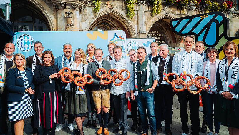 Dehoga-Vertreter sowie Wirtinnen und Wirte der Innenstadt legen sich am Marienplatz für die Olympiabewerbung der Stadt München ins Zeug. Dehoga-Vertreter sowie Wirtinnen und Wirte der Innenstadt legen sich am Marienplatz für die Olympiabewerbung der Stadt München ins Zeug.