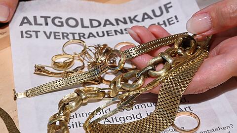 Angesichts steigender Preise verkaufen viele Menschen Altgold. (Archivbild)