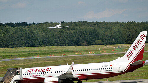 Isoliert am Vorfeld: Mit dieser Boeing 737-800 landete das möglicherweise infizierte Kind gestern in Nürnberg. Isoliert am Vorfeld: Mit dieser Boeing 737-800 landete das möglicherweise infizierte Kind gestern in Nürnberg.
