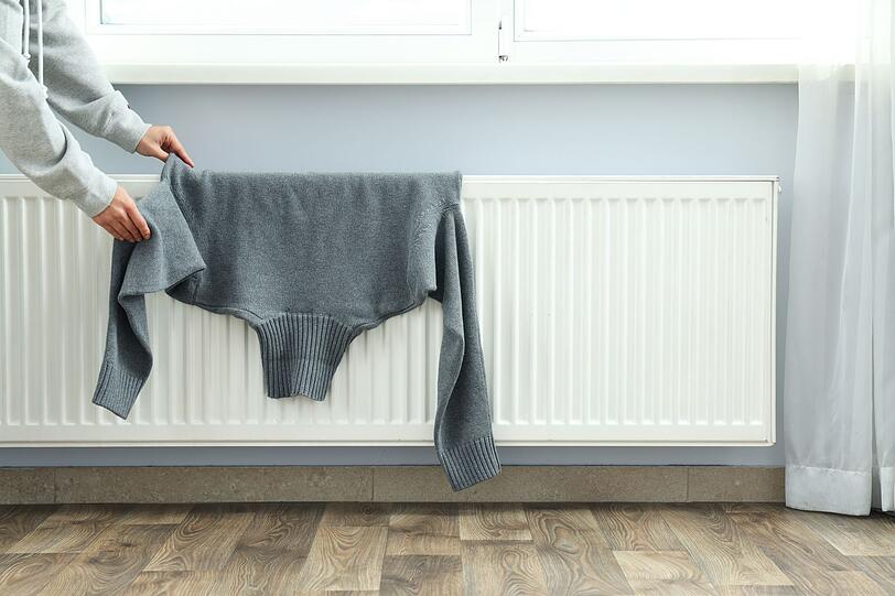 Auch wenn Sie es gar nicht erwarten können, das kuschelweiche Ergebnis Ihrer Wäsche wieder am Körper zu spüren, sollten Sie sich in Geduld üben. Denn genauso wie das Waschen sollte auch das Trocknen schonend und langsam erfolgen. Natürlich ist Wolle für den Trockner tabu. Doch auch das Trocknen auf der Heizung oder in der prallen Sonne ist keine gute Idee. Darunter würde die Weichheit und Form der Wolle leiden. Auch wenn Sie es gar nicht erwarten können, das kuschelweiche Ergebnis Ihrer Wäsche wieder am Körper zu spüren, sollten Sie sich in Geduld üben. Denn genauso wie das Waschen sollte auch das Trocknen schonend und langsam erfolgen. Natürlich ist Wolle für den Trockner tabu. Doch auch das Trocknen auf der Heizung oder in der prallen Sonne ist keine gute Idee. Darunter würde die Weichheit und Form der Wolle leiden.