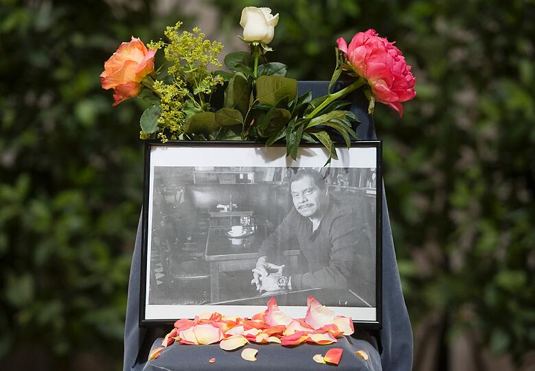 Freunde und Fans haben am Donnerstag in
München Abschied von dem Schauspieler Günther Kaufmann genommen. In
der Aussegnungshalle des Nordfriedhofs lagen Kondolenzbücher aus.