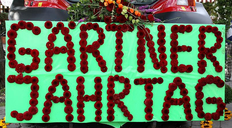 Der Gärtnerjahrtag geht auf ein Gelübde nach der Pestzeit im 17. Jahrhundert zurück. Bis heute wird es bei der heiligen Gertrud von Nivelles, der Schutzpatronin der Gärtner abgelegt. Das Gärtnerfest gehört mit Metzgersprung und Schäfflertanz zu den ältesten Brauchtümern der Stadt München.