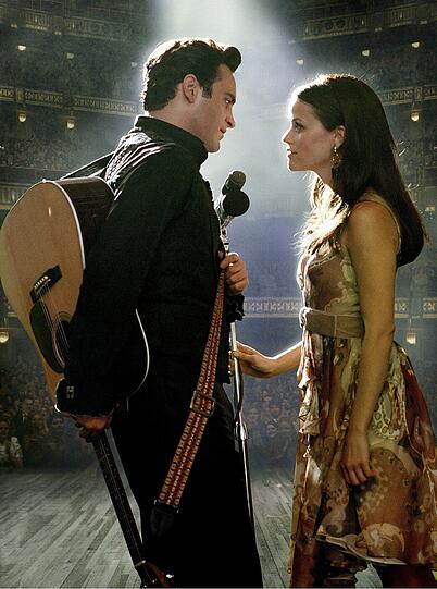 Putz-Tipp 3: Gitarrenkörper glänzen wieder, wenn man mit etwas Zahnpasta übers Holz wischt. Nach dem Trocknen: polieren. Damit hat schon Johnny Cash die Frauen beeindruckt.
