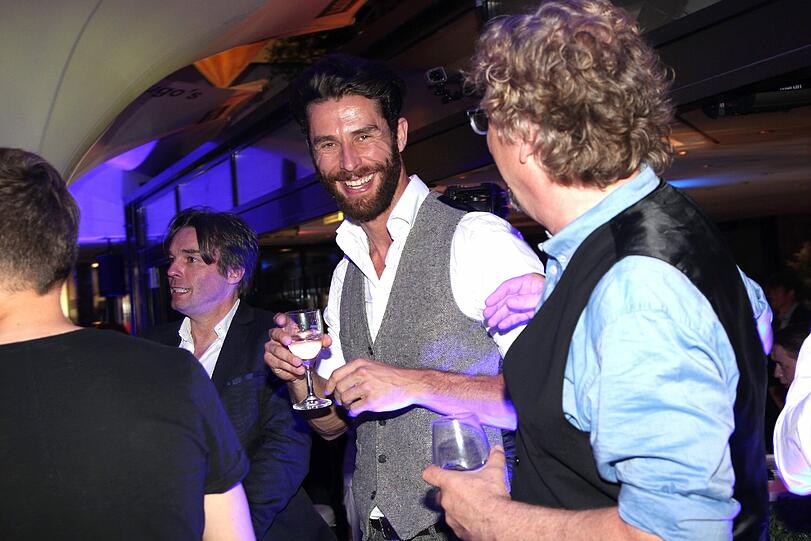 Maik Eichhorn (mitte) hat Spaß bei der Maserati Party.