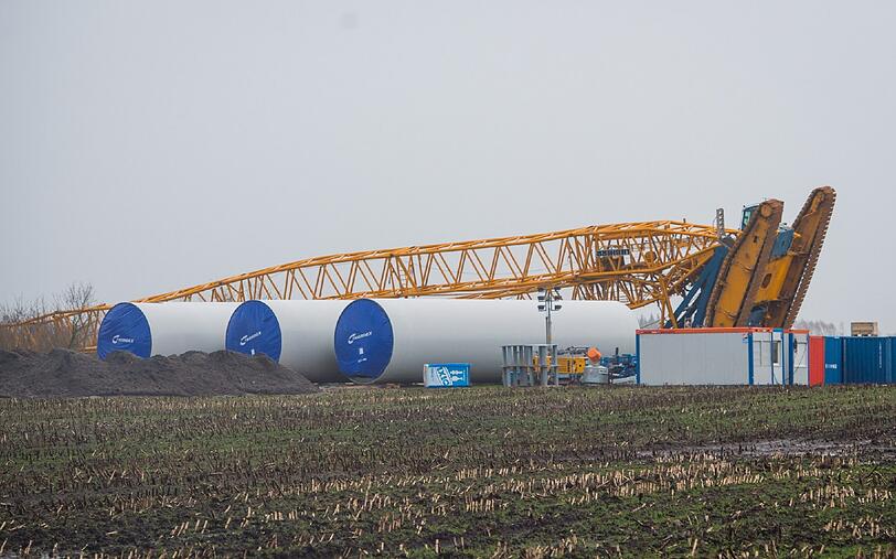 Mit starken Sturmböen und Gewittern hat das Sturmtief «Elon» Norddeutschland erreicht. Für diesen Kran war es zu viel - er wurde umgekippt und liegt auf einer Baustelle für Windkraftanlagen in Janneby (Schleswig-Holstein) neben den Segmenten eines Windrads.