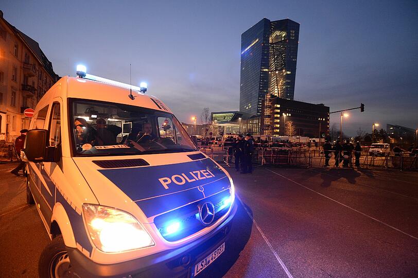 Der Protesttag der kapitalismuskritischen Blockupy-Bewegung hat in Frankfurt mit einer Welle der Gewalt begonnen