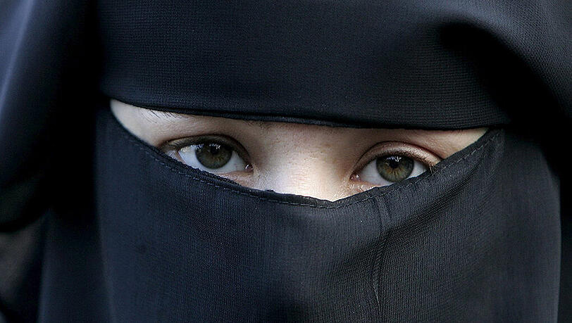 Die Weigerung einer Muslimin, vor Gericht ihren Schleier abzunehmen, sorgte deutschlandweit für Schlagzeilen. Nun verspricht ihr Anwalt, dass seine Mandantin den Niqab ablegt. Die Weigerung einer Muslimin, vor Gericht ihren Schleier abzunehmen, sorgte deutschlandweit für Schlagzeilen. Nun verspricht ihr Anwalt, dass seine Mandantin den Niqab ablegt.