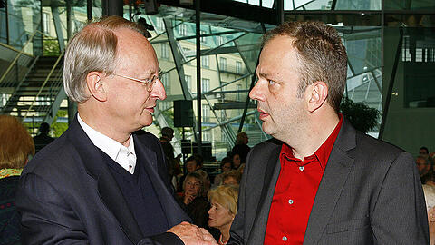 Michael Kumpfmüller (re.), hier mit Klaus Staeck.