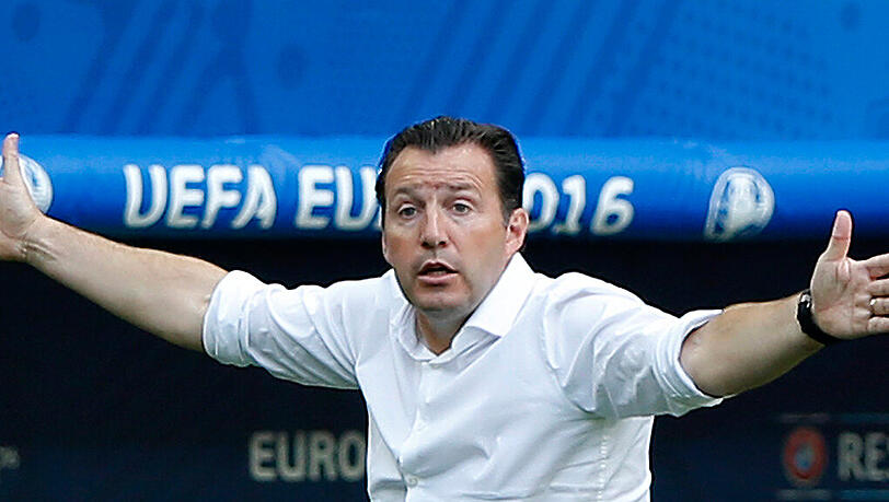 Belgiens Trainer Marc Wilmots mag es nicht, wenn seine Spieler beim Essen in ihre Smartphones starren. Belgiens Trainer Marc Wilmots mag es nicht, wenn seine Spieler beim Essen in ihre Smartphones starren.