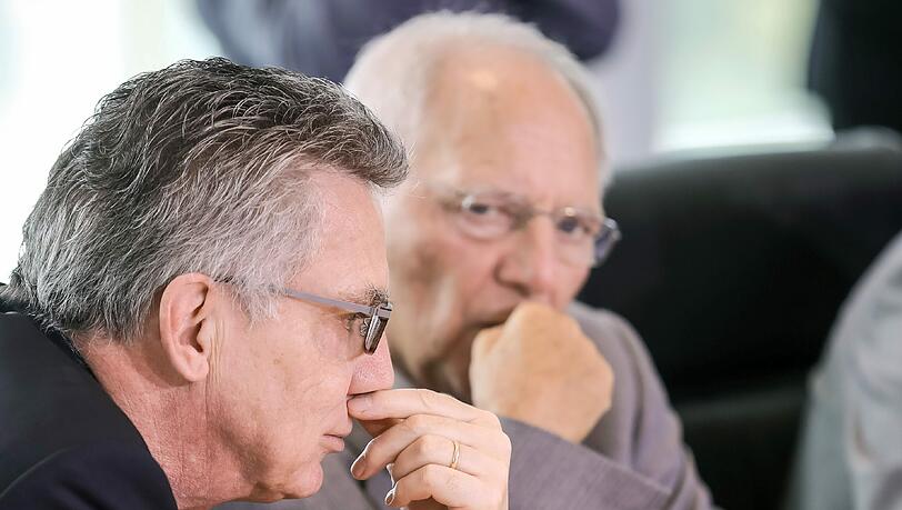 Innenminister Thomas de Maiziere Finanzminister Wolfgang Schäuble bei der Sitzung des Bundeskabinetts im Kanzleramt. Foto: Michael Kappeler Innenminister Thomas de Maiziere Finanzminister Wolfgang Schäuble bei der Sitzung des Bundeskabinetts im Kanzleramt. Foto: Michael Kappeler