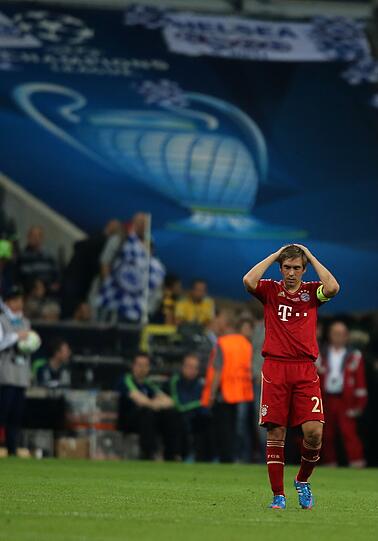 Seine bitterste Niederlage: Das &bdquo;Finale dahoam&ldquo; am 19. Mai 2012, als man gegen den FC Chelsea den sicher geglaubten Champions-League-Titel verspielt &ndash; im Elfmeterschießen. Lahm: &bdquo;Nach so einem Spiel kann eine Mannschaft entweder auseinanderfallen oder enger zusammenwachsen. Wir haben Letzteres getan.&ldquo;