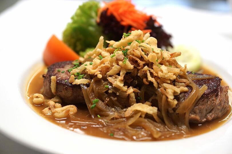 Zwiebelrostbraten in Alter Wirt Franbergerstraße. Foto: Daniel von Loeper