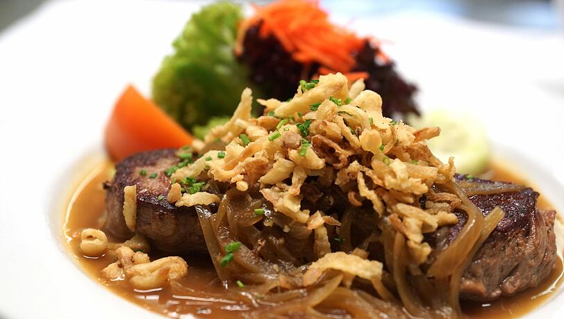Zwiebelrostbraten in Alter Wirt Franbergerstraße. Foto: Daniel von Loeper