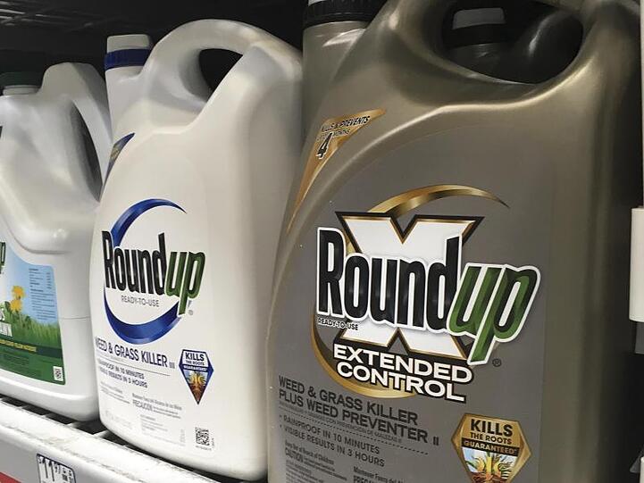 Behälter mit Roundup, einem Unkrautvernichter von Monsanto, stehen in einem Regal in einem Baumarkt.