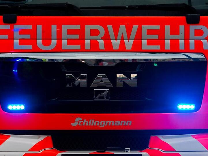 Ein Blick auf einen Einsatzwagen der Feuerwehr. Foto: Mohssen Assanimoghaddam/Archiv