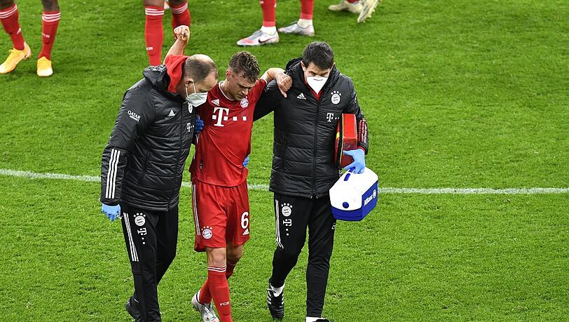 Von zwei Bayern-Ärzten gestützt, humpelt Kimmich Richtung Kabine. Von zwei Bayern-Ärzten gestützt, humpelt Kimmich Richtung Kabine.