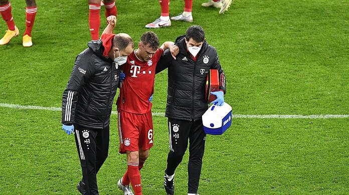 Von zwei Bayern-Ärzten gestützt, humpelt Kimmich Richtung Kabine.