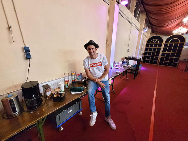 Markus Stoll zeigt der AZ das Büfett im Backstage-Bereich.