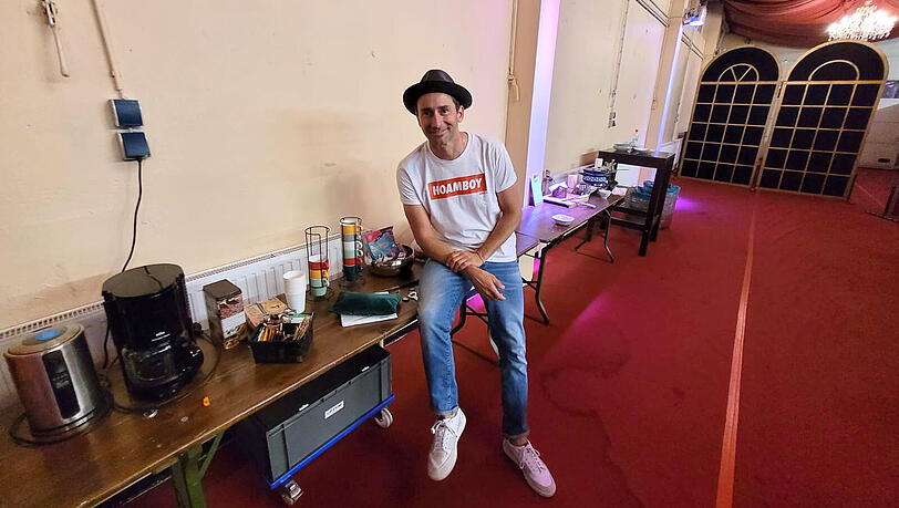 Markus Stoll zeigt der AZ das Büfett im Backstage-Bereich. Markus Stoll zeigt der AZ das Büfett im Backstage-Bereich.