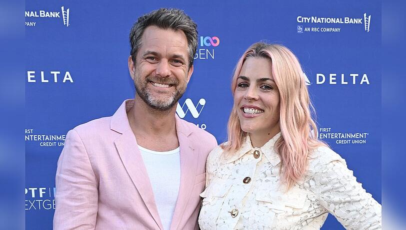 Joshua Jackson und Busy Philipps strahlen in Los Angeles.