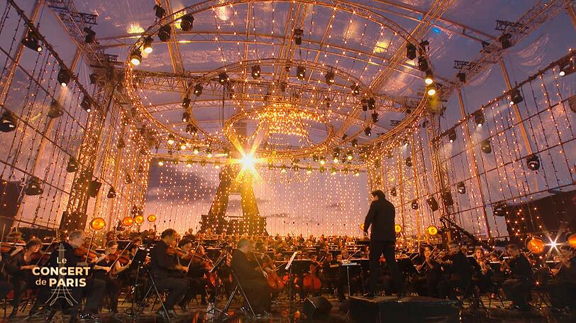 Hunderttausende feiern am Vorabend des französischen Nationalfeiertags vor dem Pariser Eiffelturm beim "Concert de Paris" und einem großen Feuerwerk. Hunderttausende feiern am Vorabend des französischen Nationalfeiertags vor dem Pariser Eiffelturm beim "Concert de Paris" und einem großen Feuerwerk.